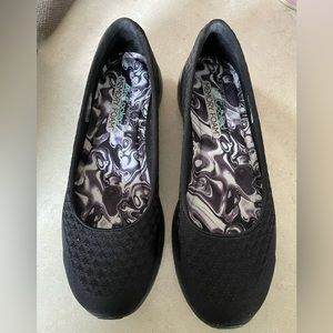 Skechers womens microburst slip on flats  NEW IN BOX
